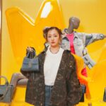 Tomomi Itano Instagram - 銀座三越 本館１F ザ・ステージ にて、 3/5（火）まで開催している MARC JACOBSのポップアップへ 遊びに行ってきました🪞🪩🪽 何枚目？🤍 2024年Spring Collection🌸💖 今季は『デニム』にフォーカスした、 素敵なポップアップショップでした🎟️ デニムを使用した「ザ セントマーク」や、 ウーブン素材を使用した「ザ スナップショット」など 可愛いアイテムがたくさん🫶🏻 私が好きなpinkアイテムも可愛くて、🩷🩷🩷 ぜひ銀座三越に遊びにきてね👟 #マークジェイコブス #MarcJacobs #PR @marcjacobsjapan