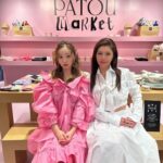 Tomomi Itano Instagram - 大好きなPATOU POP UPへ🩷🎀🦩 日本初のパトゥマーケットなの ピンクの世界観がタイプすぎました PATOUのTシャツやキャップに名前も入れれるんだよ🫶🏻 tomoって入れてもらった🎟️ そして、私のお母さん的存在（お母さんって言われたら怒られる😳） だいすきな、タキさん💕 阪急うめだ本店3階 に 4月2日まで期間限定OPEN中🌷 #Patoumarket #Patouxhenricharpentier #パトゥマーケット #パトゥxアンリシャルパンティエ