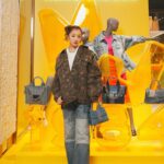 Tomomi Itano Instagram - 銀座三越 本館１F ザ・ステージ にて、 3/5（火）まで開催している MARC JACOBSのポップアップへ 遊びに行ってきました🪞🪩🪽 何枚目？🤍 2024年Spring Collection🌸💖 今季は『デニム』にフォーカスした、 素敵なポップアップショップでした🎟️ デニムを使用した「ザ セントマーク」や、 ウーブン素材を使用した「ザ スナップショット」など 可愛いアイテムがたくさん🫶🏻 私が好きなpinkアイテムも可愛くて、🩷🩷🩷 ぜひ銀座三越に遊びにきてね👟 #マークジェイコブス #MarcJacobs #PR @marcjacobsjapan