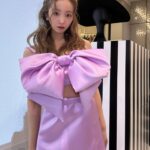 Tomomi Itano Instagram - 𝐍𝑰𝑵𝑨 𝑹𝑰𝑪𝑪𝑰（ﾆﾅ ﾘｯﾁ） 去年パリコレも見に行った、ラグジュアリーブランドでも とってもファンシーでタイプのブランド🎀 只今、2024年春夏のポップアップストアが 阪急うめだ本店5階にて開催中だよ💖 デザイナーのハリス・リードのセンスが本当にすき。 ロックプリンセスのようなドラマティックで エレガントも兼ね備えたワードロ ーブ👑💍🏰 ぜひ、覗いて見てね♡⃛ 何枚目が好き？💭 #ninaricci #ニナリッチ @ninaricci @harris_reed