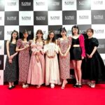 Tomomi Itano Instagram – KANSAI Collection 2024 SS 🌼
𝐑𝐨𝐬𝐲 𝐋𝐮𝐜𝐞 𝐒𝐭𝐚𝐠𝐞 🌹　

去年の夏に続き、今回も出演させていただきました✨

やはり、何度みても、巨大スクリーンに私のブランド
【Rosy Luce】の文字が写し出されるのは感動します😭♥️

今回もコーディネート、ヘアメイクディレクション、
楽曲、映像制作、ディレクションさせていただきました。

表舞台に立つのも好きですが、
クリエイティブな作業、モノづくりが私は大好きです。
自分の頭の中に思い描いてるイメージをこうして
ランウェイ場に具現化できる。
そして、私の作ったお洋服を身に纏って
モデルさん達がウォーキングしてくださる✨夢のような時間でした💐

今回ランウェイを歩いてくださった
鈴木愛理ちゃん　@airisuzuki_official_uf 
HIMEKAちゃん　@hmk_queen 
アリアナさくらちゃん　@_ariannasakura_ 
大友花恋ちゃん　@karen_otomo 
福岡みなみちゃん　@fukuokaminami373 
上西星来ちゃん　@seira_jonishi_tpd 
とっても可愛くて豪華な皆さんに出演していただけて、感謝です🎀

今回も素敵なステージを一緒に作り上げて下さった
関西コレクション関係者の皆様、本当にありがとうございます✨
@kansaicollection 

今後とも更なる高みを目指して、女性をエンパワーメントできるように✊🏻
邁進して参りたいと思います❤️‍🔥Rosy Luce をよろしくお願いします🥀

@rosyluce 
#Rosyluce
#関西コレクション
#kansaicollection
