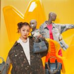 Tomomi Itano Instagram - 銀座三越 本館１F ザ・ステージ にて、 3/5（火）まで開催している MARC JACOBSのポップアップへ 遊びに行ってきました🪞🪩🪽 何枚目？🤍 2024年Spring Collection🌸💖 今季は『デニム』にフォーカスした、 素敵なポップアップショップでした🎟️ デニムを使用した「ザ セントマーク」や、 ウーブン素材を使用した「ザ スナップショット」など 可愛いアイテムがたくさん🫶🏻 私が好きなpinkアイテムも可愛くて、🩷🩷🩷 ぜひ銀座三越に遊びにきてね👟 #マークジェイコブス #MarcJacobs #PR @marcjacobsjapan