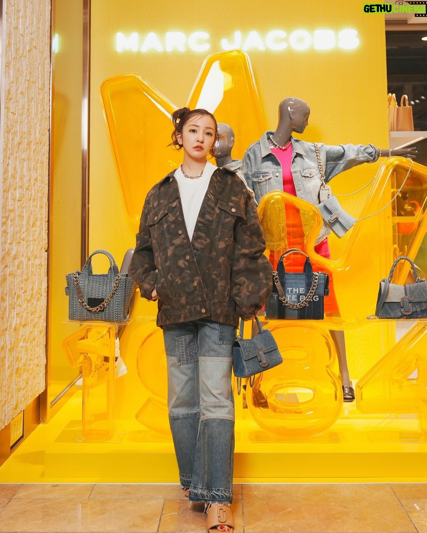 Tomomi Itano Instagram - 銀座三越 本館1F ザ・ステージ にて、 3/5(火)まで開催している MARC JACOBSのポップアップへ 遊びに行ってきました🪞🪩🪽 何枚目?🤍 2024年Spring Collection🌸💖 今季は『デニム』にフォーカスした、 素敵なポップアップショップでした🎟️ デニムを使用した「ザ セントマーク」や、 ウーブン素材を使用した「ザ スナップショット」など 可愛いアイテムがたくさん🫶🏻 私が好きなpinkアイテムも可愛くて、🩷🩷🩷 ぜひ銀座三越に遊びにきてね👟 #マークジェイコブス #MarcJacobs #PR @marcjacobsjapan