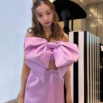 Tomomi Itano Instagram - 𝐍𝑰𝑵𝑨 𝑹𝑰𝑪𝑪𝑰（ﾆﾅ ﾘｯﾁ） 去年パリコレも見に行った、ラグジュアリーブランドでも とってもファンシーでタイプのブランド🎀 只今、2024年春夏のポップアップストアが 阪急うめだ本店5階にて開催中だよ💖 デザイナーのハリス・リードのセンスが本当にすき。 ロックプリンセスのようなドラマティックで エレガントも兼ね備えたワードロ ーブ👑💍🏰 ぜひ、覗いて見てね♡⃛ 何枚目が好き？💭 #ninaricci #ニナリッチ @ninaricci @harris_reed