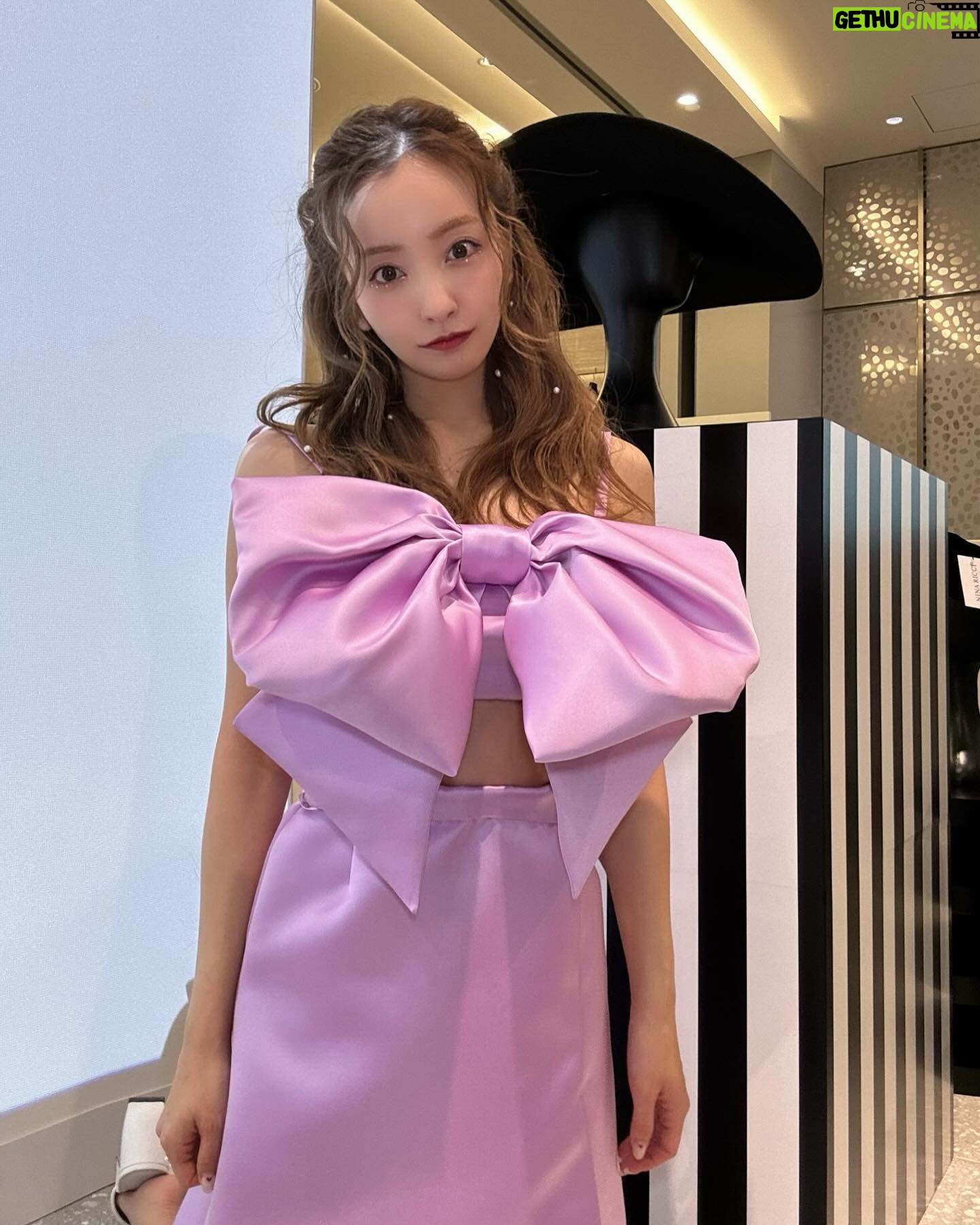 Tomomi Itano Instagram - 𝐍𝑰𝑵𝑨 𝑹𝑰𝑪𝑪𝑰(ニナ リッチ) 去年パリコレも見に行った、ラグジュアリーブランドでも とってもファンシーでタイプのブランド🎀 只今、2024年春夏のポップアップストアが 阪急うめだ本店5階にて開催中だよ💖 デザイナーのハリス・リードのセンスが本当にすき。 ロックプリンセスのようなドラマティックで エレガントも兼ね備えたワードロ ーブ👑💍🏰 ぜひ、覗いて見てね♡⃛ 何枚目が好き?💭 #ninaricci #ニナリッチ @ninaricci @harris_reed