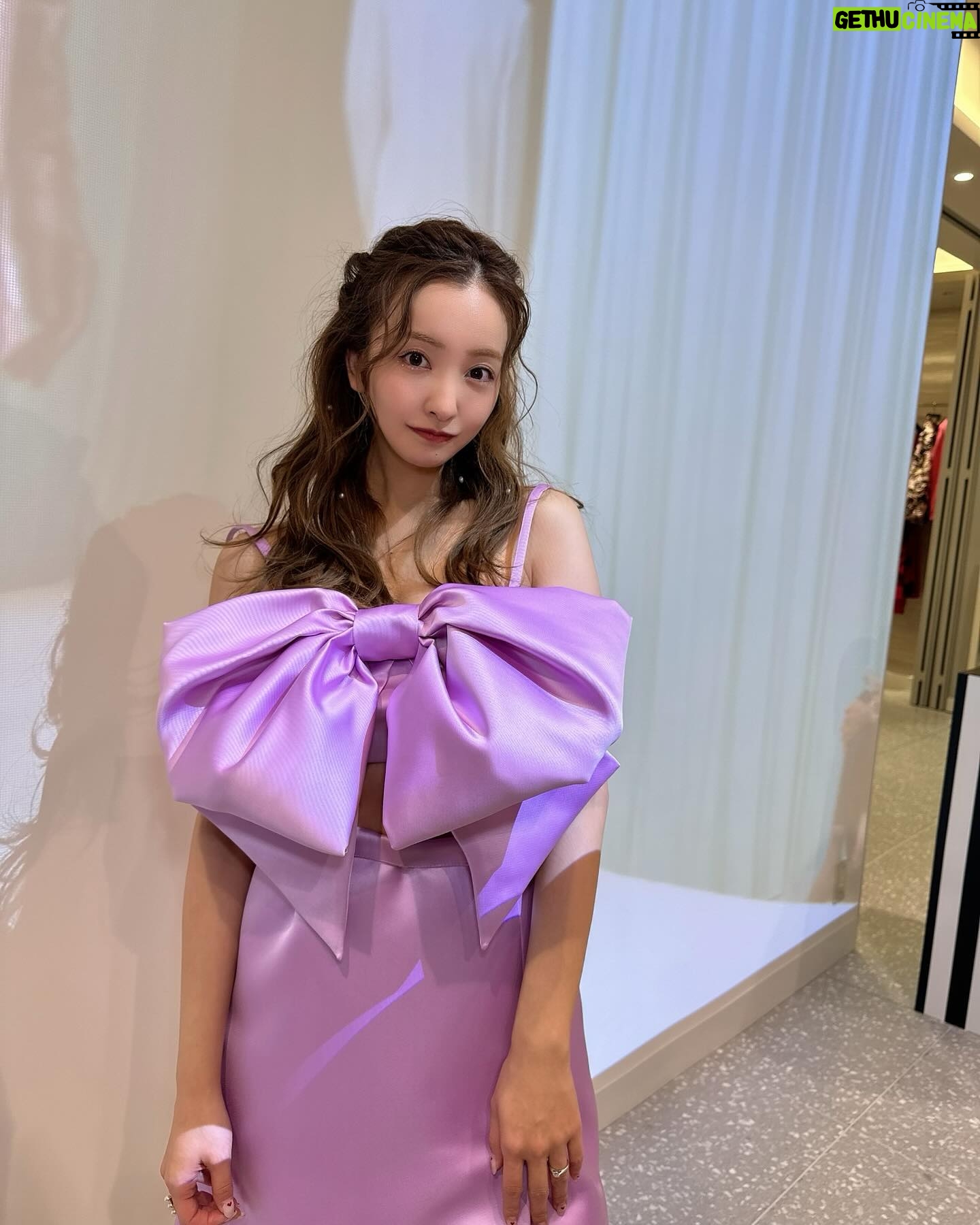 Tomomi Itano Instagram - 𝐍𝑰𝑵𝑨 𝑹𝑰𝑪𝑪𝑰(ニナ リッチ) 去年パリコレも見に行った、ラグジュアリーブランドでも とってもファンシーでタイプのブランド🎀 只今、2024年春夏のポップアップストアが 阪急うめだ本店5階にて開催中だよ💖 デザイナーのハリス・リードのセンスが本当にすき。 ロックプリンセスのようなドラマティックで エレガントも兼ね備えたワードロ ーブ👑💍🏰 ぜひ、覗いて見てね♡⃛ 何枚目が好き?💭 #ninaricci #ニナリッチ @ninaricci @harris_reed