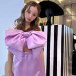 Tomomi Itano Instagram - 𝐍𝑰𝑵𝑨 𝑹𝑰𝑪𝑪𝑰（ﾆﾅ ﾘｯﾁ） 去年パリコレも見に行った、ラグジュアリーブランドでも とってもファンシーでタイプのブランド🎀 只今、2024年春夏のポップアップストアが 阪急うめだ本店5階にて開催中だよ💖 デザイナーのハリス・リードのセンスが本当にすき。 ロックプリンセスのようなドラマティックで エレガントも兼ね備えたワードロ ーブ👑💍🏰 ぜひ、覗いて見てね♡⃛ 何枚目が好き？💭 #ninaricci #ニナリッチ @ninaricci @harris_reed