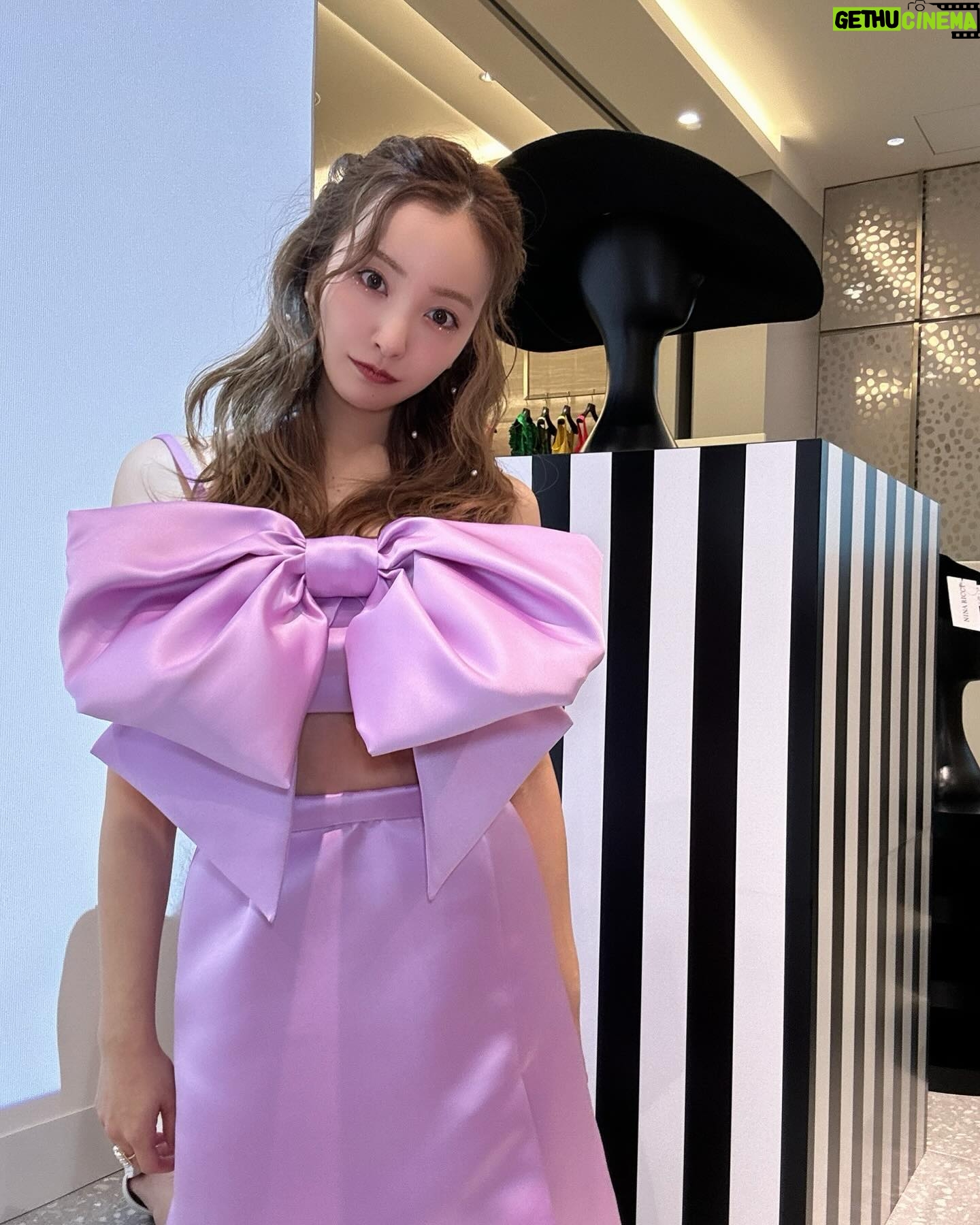 Tomomi Itano Instagram - 𝐍𝑰𝑵𝑨 𝑹𝑰𝑪𝑪𝑰(ニナ リッチ) 去年パリコレも見に行った、ラグジュアリーブランドでも とってもファンシーでタイプのブランド🎀 只今、2024年春夏のポップアップストアが 阪急うめだ本店5階にて開催中だよ💖 デザイナーのハリス・リードのセンスが本当にすき。 ロックプリンセスのようなドラマティックで エレガントも兼ね備えたワードロ ーブ👑💍🏰 ぜひ、覗いて見てね♡⃛ 何枚目が好き?💭 #ninaricci #ニナリッチ @ninaricci @harris_reed