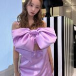 Tomomi Itano Instagram - 𝐍𝑰𝑵𝑨 𝑹𝑰𝑪𝑪𝑰（ﾆﾅ ﾘｯﾁ） 去年パリコレも見に行った、ラグジュアリーブランドでも とってもファンシーでタイプのブランド🎀 只今、2024年春夏のポップアップストアが 阪急うめだ本店5階にて開催中だよ💖 デザイナーのハリス・リードのセンスが本当にすき。 ロックプリンセスのようなドラマティックで エレガントも兼ね備えたワードロ ーブ👑💍🏰 ぜひ、覗いて見てね♡⃛ 何枚目が好き？💭 #ninaricci #ニナリッチ @ninaricci @harris_reed