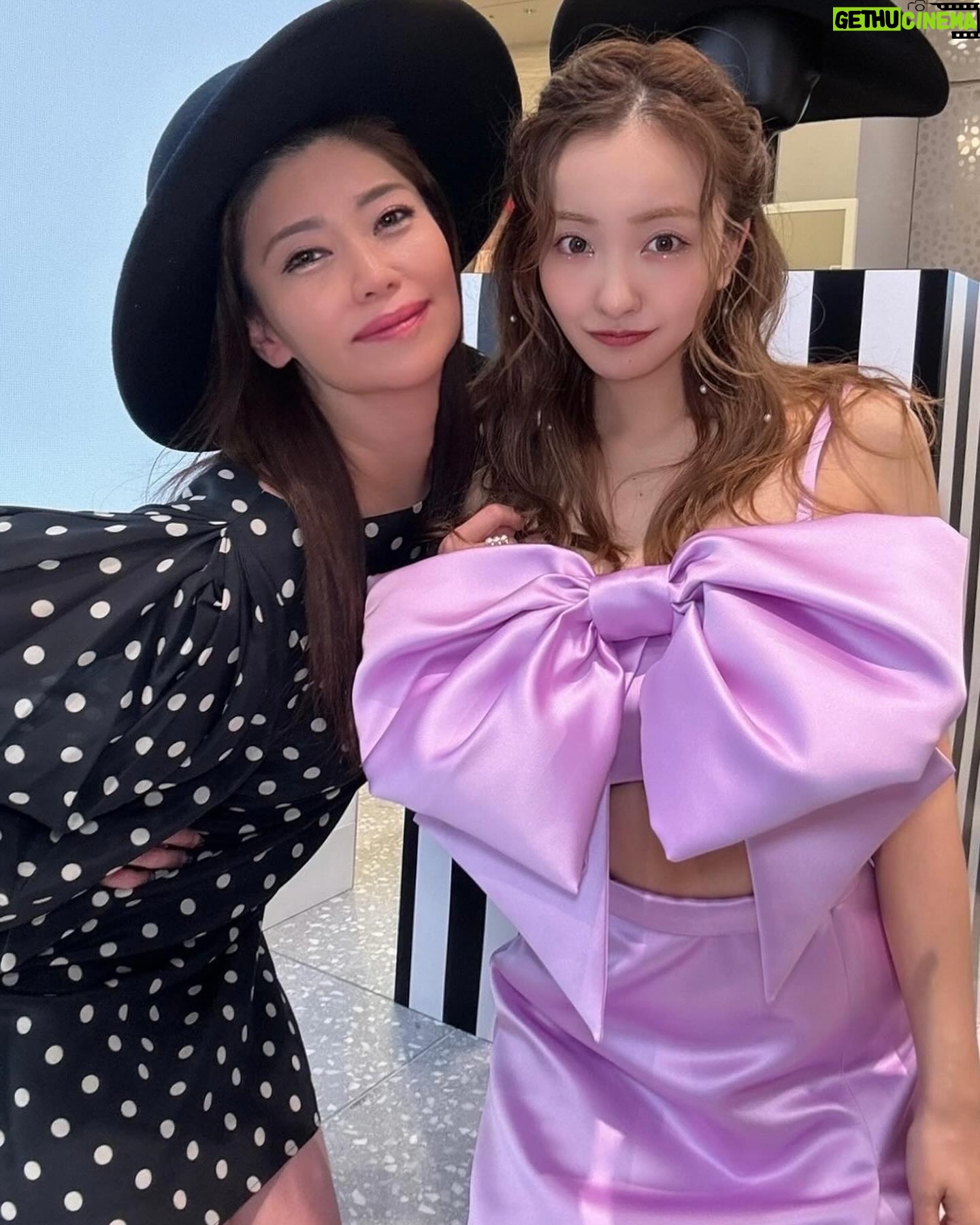 Tomomi Itano Instagram - 𝐍𝑰𝑵𝑨 𝑹𝑰𝑪𝑪𝑰(ニナ リッチ) 去年パリコレも見に行った、ラグジュアリーブランドでも とってもファンシーでタイプのブランド🎀 只今、2024年春夏のポップアップストアが 阪急うめだ本店5階にて開催中だよ💖 デザイナーのハリス・リードのセンスが本当にすき。 ロックプリンセスのようなドラマティックで エレガントも兼ね備えたワードロ ーブ👑💍🏰 ぜひ、覗いて見てね♡⃛ 何枚目が好き?💭 #ninaricci #ニナリッチ @ninaricci @harris_reed
