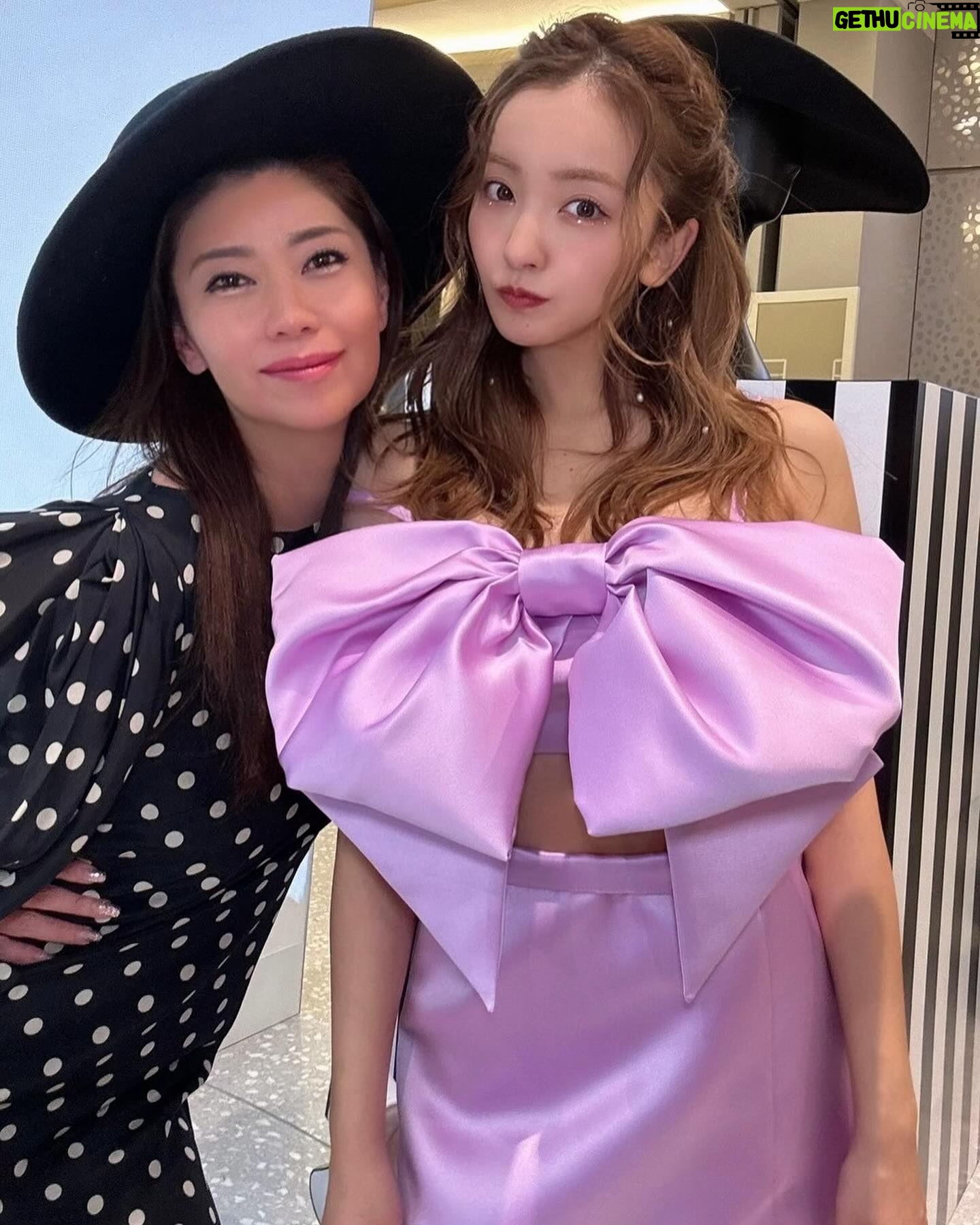 Tomomi Itano Instagram - 𝐍𝑰𝑵𝑨 𝑹𝑰𝑪𝑪𝑰(ニナ リッチ) 去年パリコレも見に行った、ラグジュアリーブランドでも とってもファンシーでタイプのブランド🎀 只今、2024年春夏のポップアップストアが 阪急うめだ本店5階にて開催中だよ💖 デザイナーのハリス・リードのセンスが本当にすき。 ロックプリンセスのようなドラマティックで エレガントも兼ね備えたワードロ ーブ👑💍🏰 ぜひ、覗いて見てね♡⃛ 何枚目が好き?💭 #ninaricci #ニナリッチ @ninaricci @harris_reed