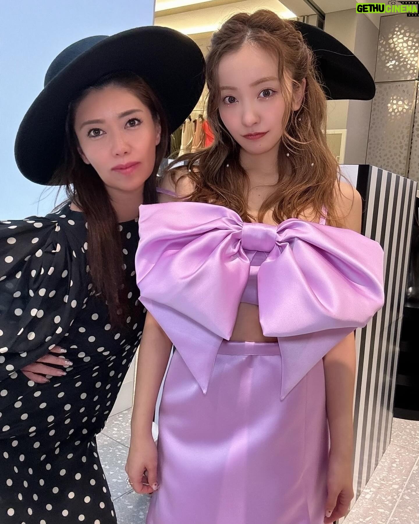 Tomomi Itano Instagram - 𝐍𝑰𝑵𝑨 𝑹𝑰𝑪𝑪𝑰(ニナ リッチ) 去年パリコレも見に行った、ラグジュアリーブランドでも とってもファンシーでタイプのブランド🎀 只今、2024年春夏のポップアップストアが 阪急うめだ本店5階にて開催中だよ💖 デザイナーのハリス・リードのセンスが本当にすき。 ロックプリンセスのようなドラマティックで エレガントも兼ね備えたワードロ ーブ👑💍🏰 ぜひ、覗いて見てね♡⃛ 何枚目が好き?💭 #ninaricci #ニナリッチ @ninaricci @harris_reed