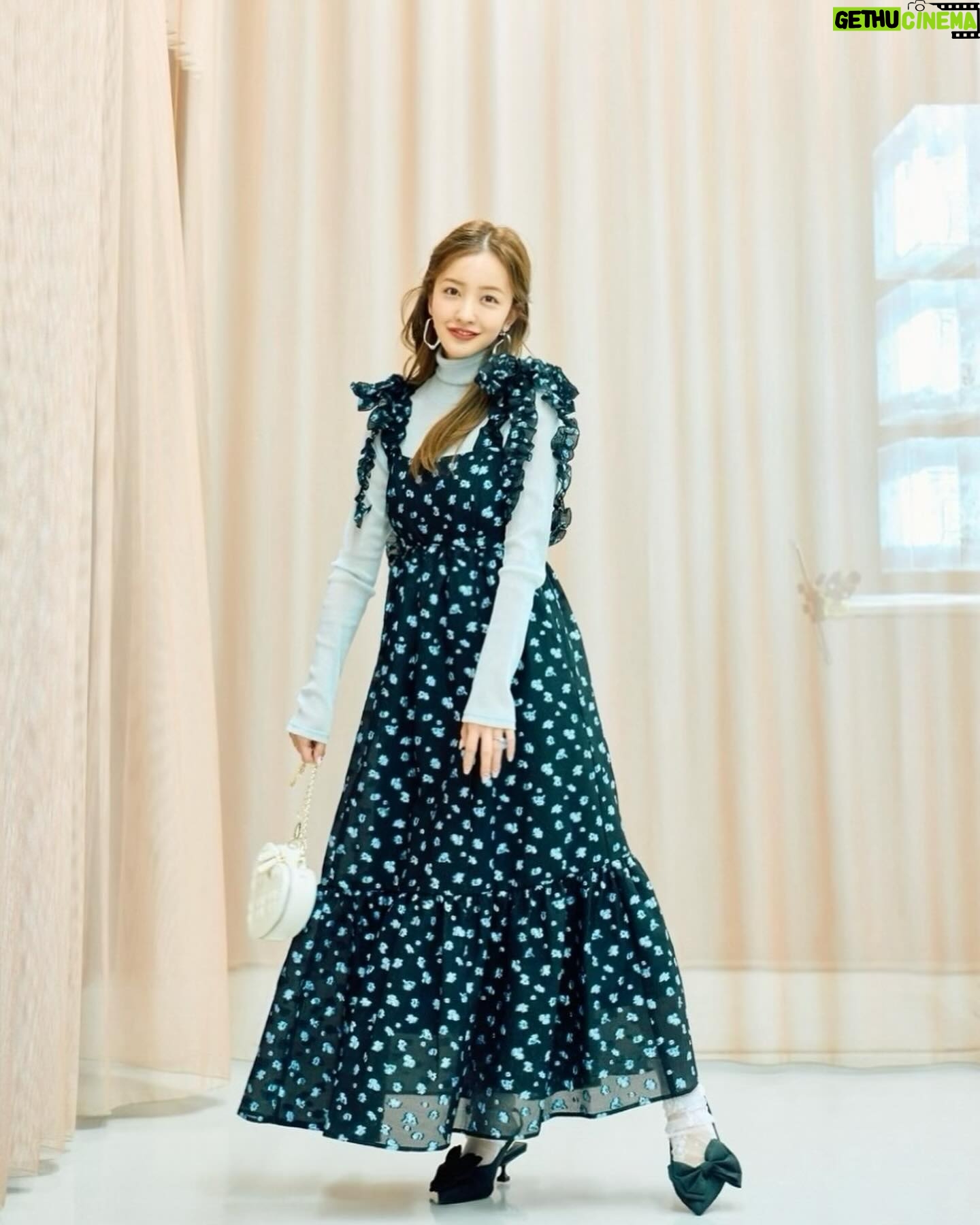 Tomomi Itano Instagram - ZOZO初のリアル店舗 『niaulab by ZOZO』に行ってきたよー🌸 何枚目がすき?🫶🏻 ここでは、プロのスタイリストさんやヘアメイクさんに パーソナルスタイリングやヘアメイクをしてもらって 自分の"似合う"をみつけられる、スペシャルな空間です😳💕 今回はあのマッシュグループとのコラボ企画✨ MASHの中では特に【FrayI.DとSNIDEL】が好きなんだけど、 今回マッシュグループのアパレル&コスメ計14ブランドで、 私にぴったりな新しいスタイリングを提案してもらいました🎀 いつもの私とは違った新しいスタイリングで参考になった👀 niaulabでは、2時間以上1人のお客様のために貸切で、 しかもまさかの無料なの🫣🩷🩷🩷 毎月1日に翌月分の応募期間が始まるのでぜひみんなチェックしてね! @niaulab_by_zozo #niaulab #似合うラボ