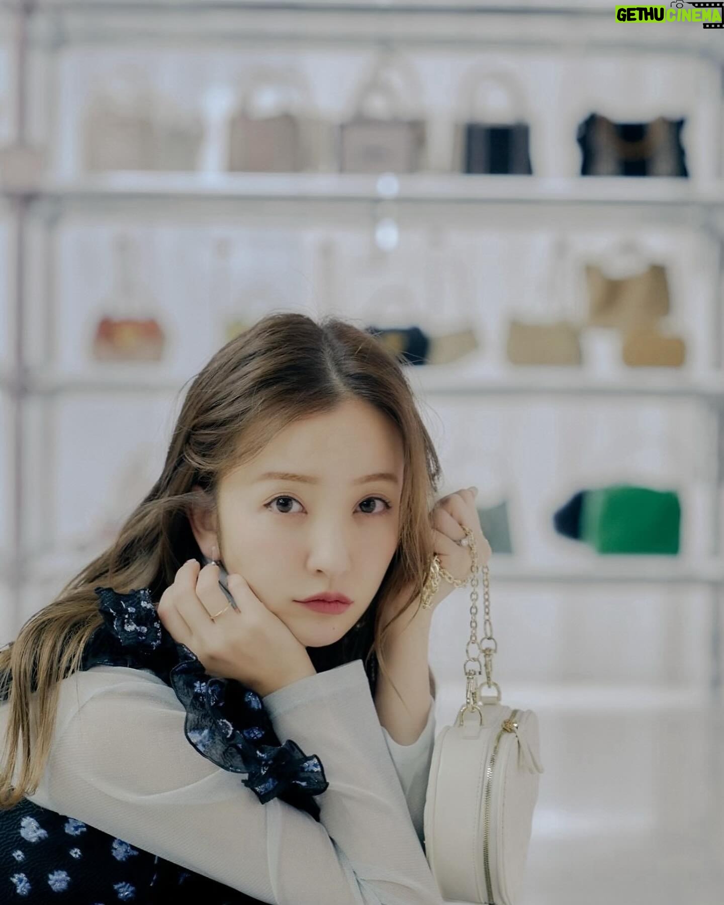 Tomomi Itano Instagram - ZOZO初のリアル店舗 『niaulab by ZOZO』に行ってきたよー🌸 何枚目がすき?🫶🏻 ここでは、プロのスタイリストさんやヘアメイクさんに パーソナルスタイリングやヘアメイクをしてもらって 自分の"似合う"をみつけられる、スペシャルな空間です😳💕 今回はあのマッシュグループとのコラボ企画✨ MASHの中では特に【FrayI.DとSNIDEL】が好きなんだけど、 今回マッシュグループのアパレル&コスメ計14ブランドで、 私にぴったりな新しいスタイリングを提案してもらいました🎀 いつもの私とは違った新しいスタイリングで参考になった👀 niaulabでは、2時間以上1人のお客様のために貸切で、 しかもまさかの無料なの🫣🩷🩷🩷 毎月1日に翌月分の応募期間が始まるのでぜひみんなチェックしてね! @niaulab_by_zozo #niaulab #似合うラボ