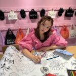Tomomi Itano Instagram - 🎨📕🌸 なんまいめ？ @patou #patou #Patoumarket #Patouxhenricharpentier #パトゥマーケット #パトゥxアンリシャルパンティエ