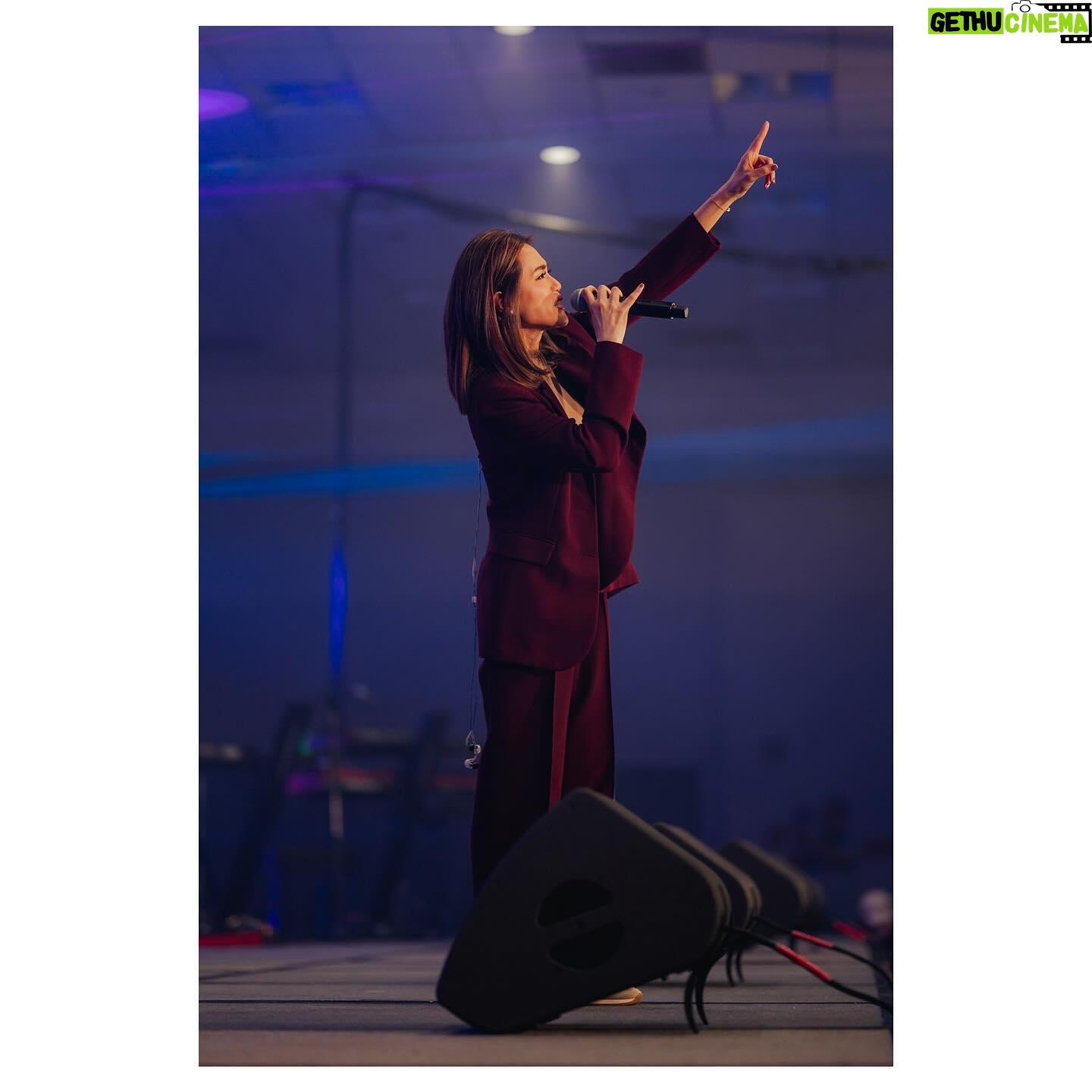 Toni Gonzaga Instagram - π£πΈπ·π² ππΈπ·ππͺπ°πͺ | Home Free 15 Global Crusade at Los Angeles Convention Center @celestinegonzaga @homefreeglobalcrusades #czproductions #lumixs5ii #lumixs1r #tonigonzaga #homefreeglobalcrusade15 #losangeles #sigma85mmf14 #portrait_vision #portraitphotography #creativeoptic #creativelounge #portraitfeed
