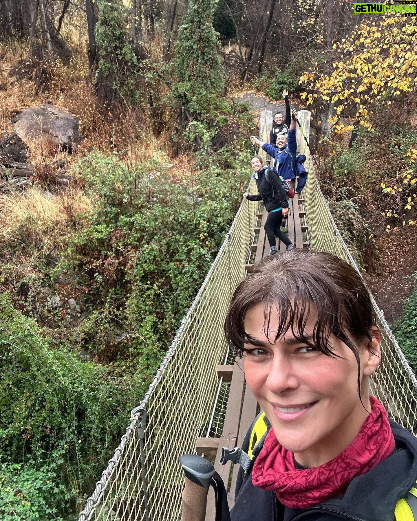Tonka Tomicic Instagram - #parquecordillera el esfuerzo vale la pena!!!! #saltodeapoquindo Una caminata preciosa por la Quebrada de Ramón, 18 kilómetros en total. En grupo con 💪🏻 y ♥️ @enriquelopezestudio @fabygodoyt y @pipe_bae #trekking #precordillera #chile 🇨🇱