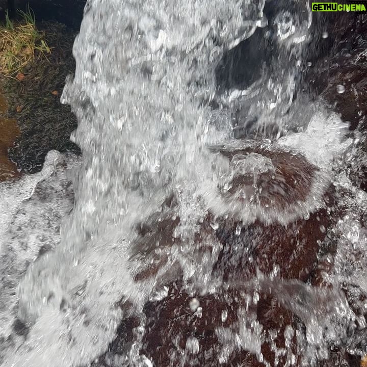 Tonka Tomicic Instagram - #parquecordillera el esfuerzo vale la pena!!!! #saltodeapoquindo Una caminata preciosa por la Quebrada de Ramón, 18 kilómetros en total. En grupo con 💪🏻 y ♥️ @enriquelopezestudio @fabygodoyt y @pipe_bae #trekking #precordillera #chile 🇨🇱