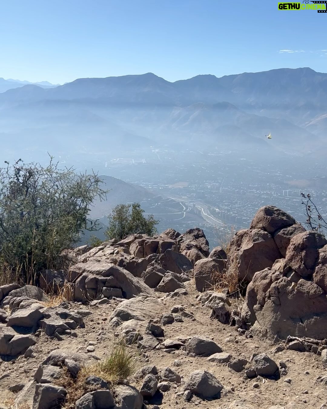 Tonka Tomicic Instagram - Bienvenido #2024 Quería comenzar el año subiendo el #manquehue muy temprano. Agradecer y decretar desde las alturas, como siempre el camino es duro pero llegar a la cumbre se siente muy bien, rodeada de naturaleza, muchas mariposas y #santiago en silencio. Que tengan un hermoso nuevo año ♥️