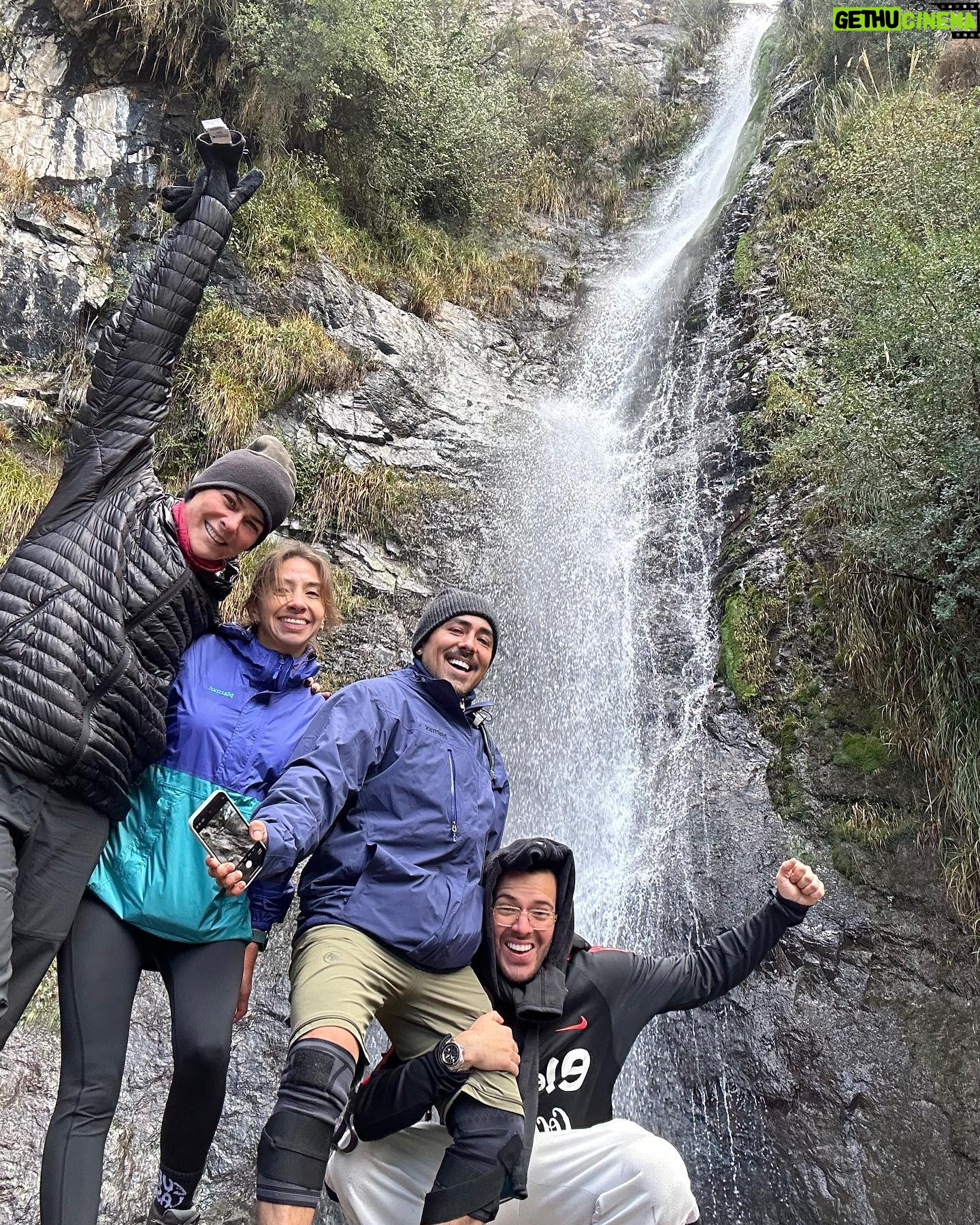 Tonka Tomicic Instagram - #parquecordillera el esfuerzo vale la pena!!!! #saltodeapoquindo Una caminata preciosa por la Quebrada de Ramón, 18 kilómetros en total. En grupo con 💪🏻 y ♥️ @enriquelopezestudio @fabygodoyt y @pipe_bae #trekking #precordillera #chile 🇨🇱