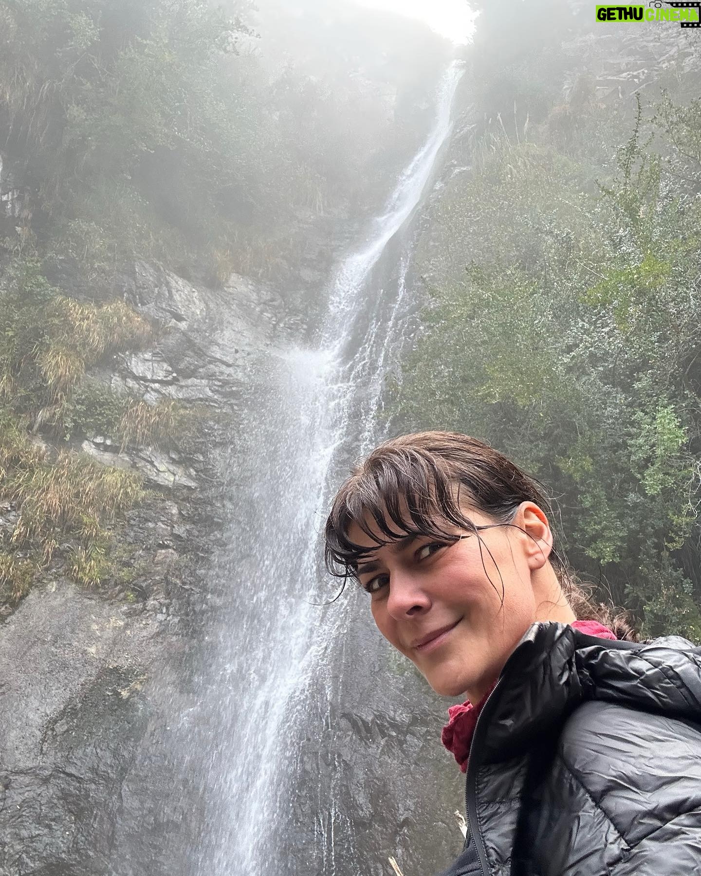 Tonka Tomicic Instagram - #parquecordillera el esfuerzo vale la pena!!!! #saltodeapoquindo Una caminata preciosa por la Quebrada de Ramón, 18 kilómetros en total. En grupo con 💪🏻 y ♥️ @enriquelopezestudio @fabygodoyt y @pipe_bae #trekking #precordillera #chile 🇨🇱