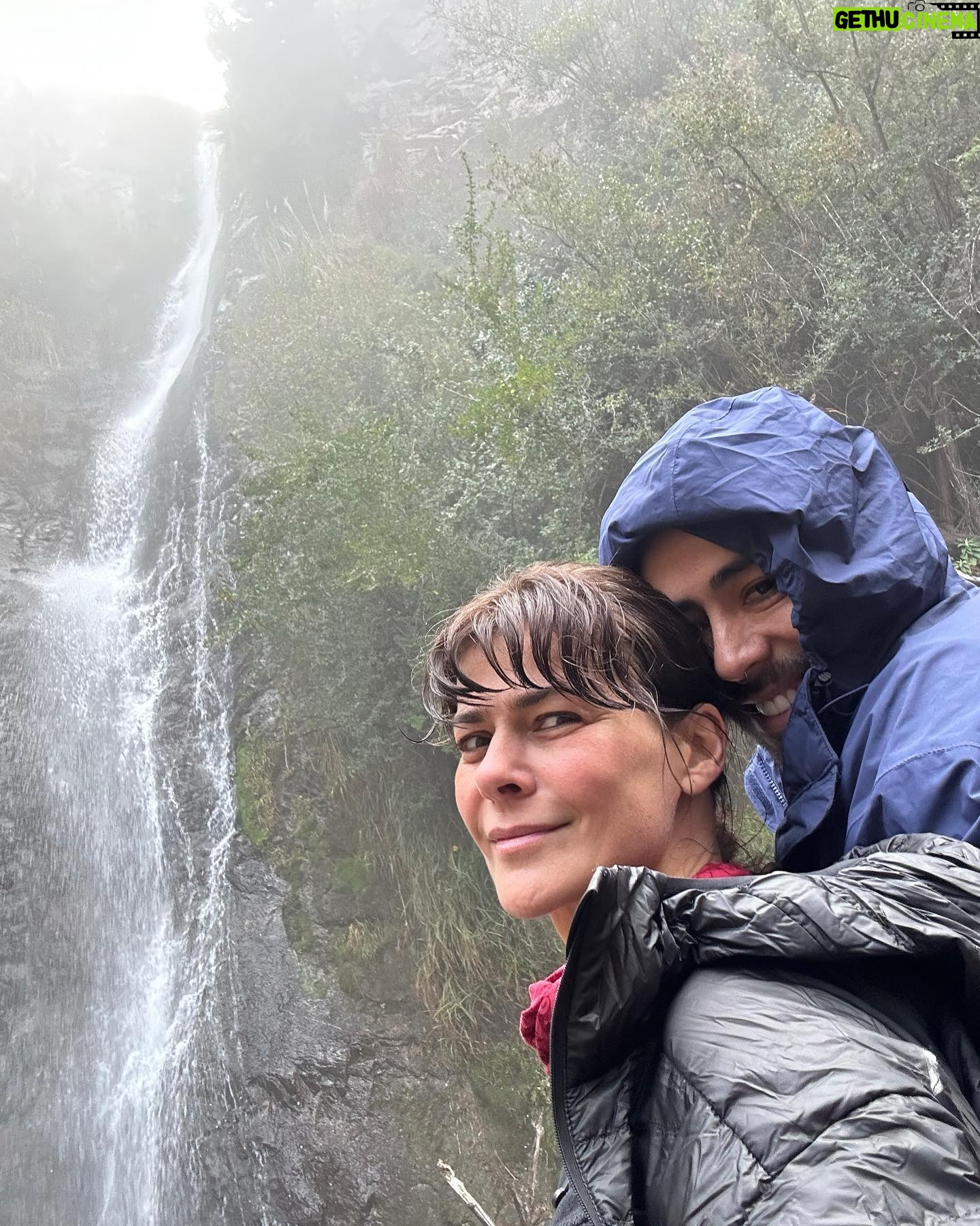 Tonka Tomicic Instagram - #parquecordillera el esfuerzo vale la pena!!!! #saltodeapoquindo Una caminata preciosa por la Quebrada de Ramón, 18 kilómetros en total. En grupo con 💪🏻 y ♥️ @enriquelopezestudio @fabygodoyt y @pipe_bae #trekking #precordillera #chile 🇨🇱