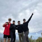 Tonka Tomicic Instagram - Y llegamos al #pochoco 1.804 m. Laaarga caminata, desafiante y muy entretenida! El esfuerzo siempre es compensado cuando llegamos a la cima pero quedaba lo más complicado: bajar. Comparto algunas de las hermosas flores que embellecen el camino. #equipo 💪🏻♥️⛰️