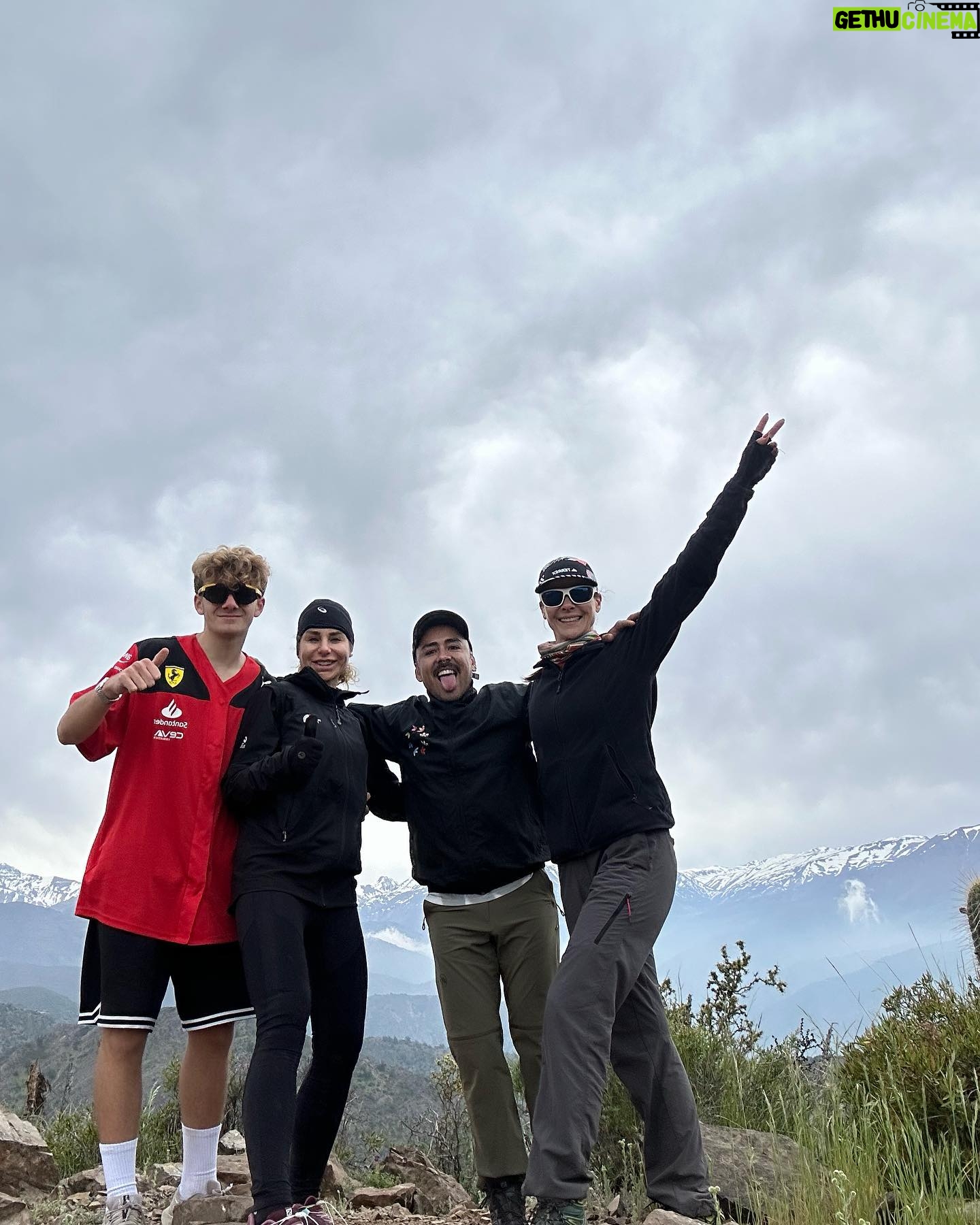 Tonka Tomicic Instagram - Y llegamos al #pochoco 1.804 m. Laaarga caminata, desafiante y muy entretenida! El esfuerzo siempre es compensado cuando llegamos a la cima pero quedaba lo más complicado: bajar. Comparto algunas de las hermosas flores que embellecen el camino. #equipo 💪🏻♥️⛰️