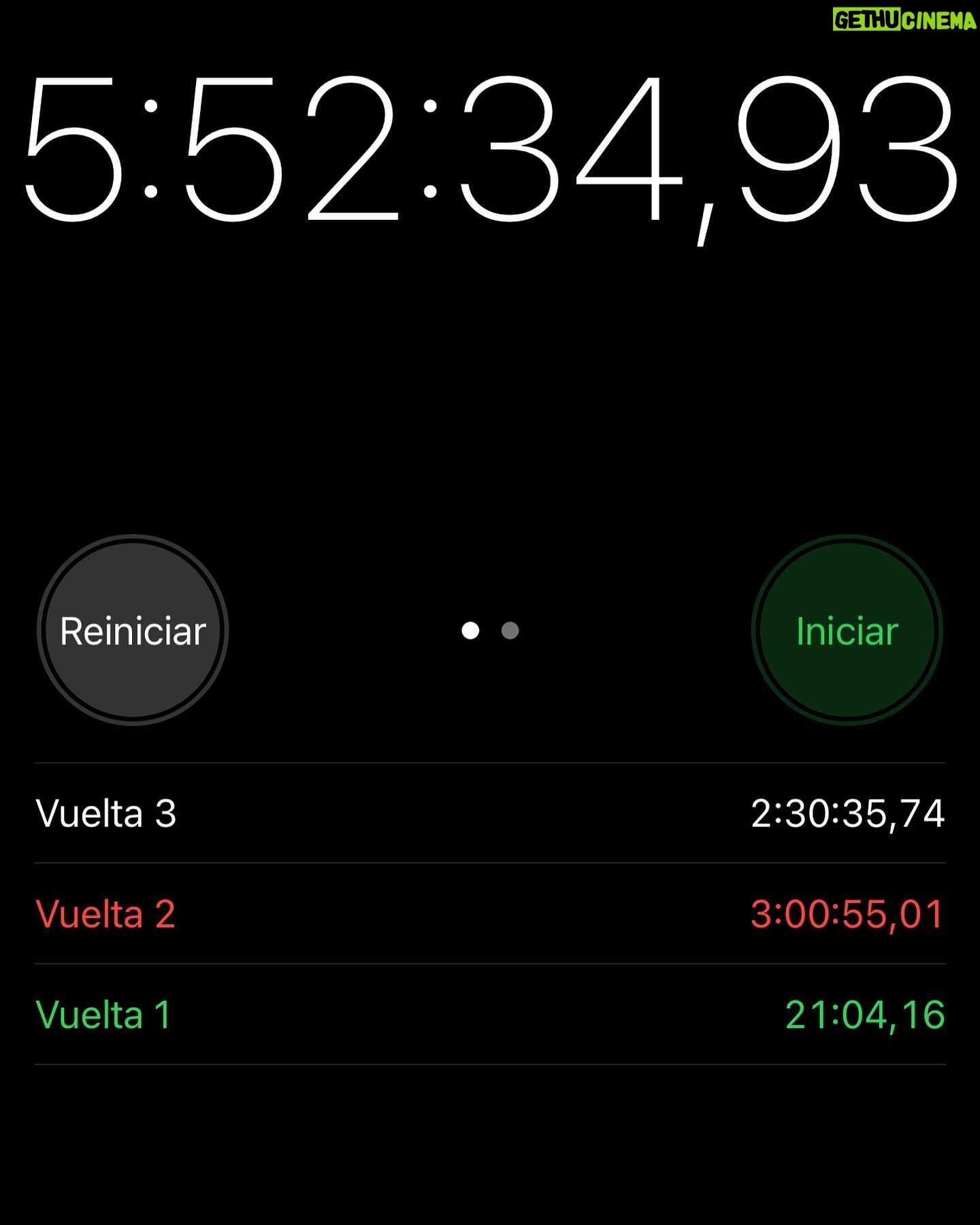 Tonka Tomicic Instagram - #parquecordillera el esfuerzo vale la pena!!!! #saltodeapoquindo Una caminata preciosa por la Quebrada de Ramón, 18 kilómetros en total. En grupo con 💪🏻 y ♥️ @enriquelopezestudio @fabygodoyt y @pipe_bae #trekking #precordillera #chile 🇨🇱