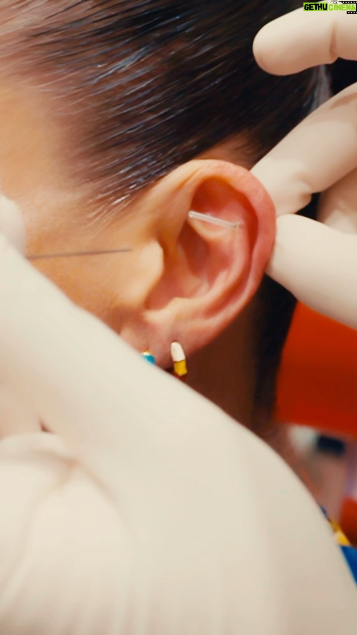 Tonka Tomicic Instagram - Me atreví a hacerme un piercing 🤭Un pequeño pinchazo para un gran recuerdo en la Ciudad del Amor. 💫💖 Get Pierced. Boutique Djula Paris. Exclusivo Boutique Cinco Cinco en Chile. @djulajewelry @cincocinco.cl
