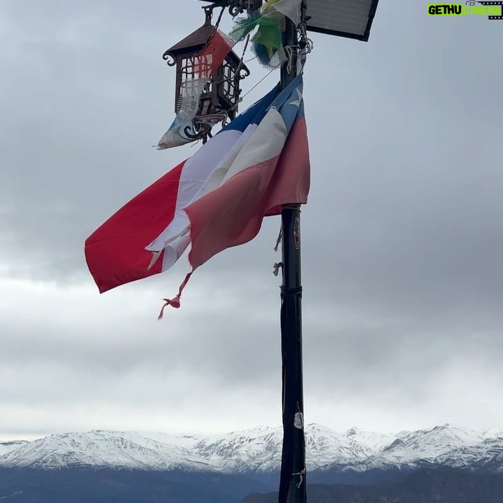Tonka Tomicic Instagram - Del #morrolaspapas al #altolasvizcachas 10K. La recompensa: la precordillera que abraza y la vista de #santiago Equipo 💪🏻⛰️ @enriquelopezestudio @fabygodoyt #naturaleza #precordillera #Chile ♥️🇨🇱