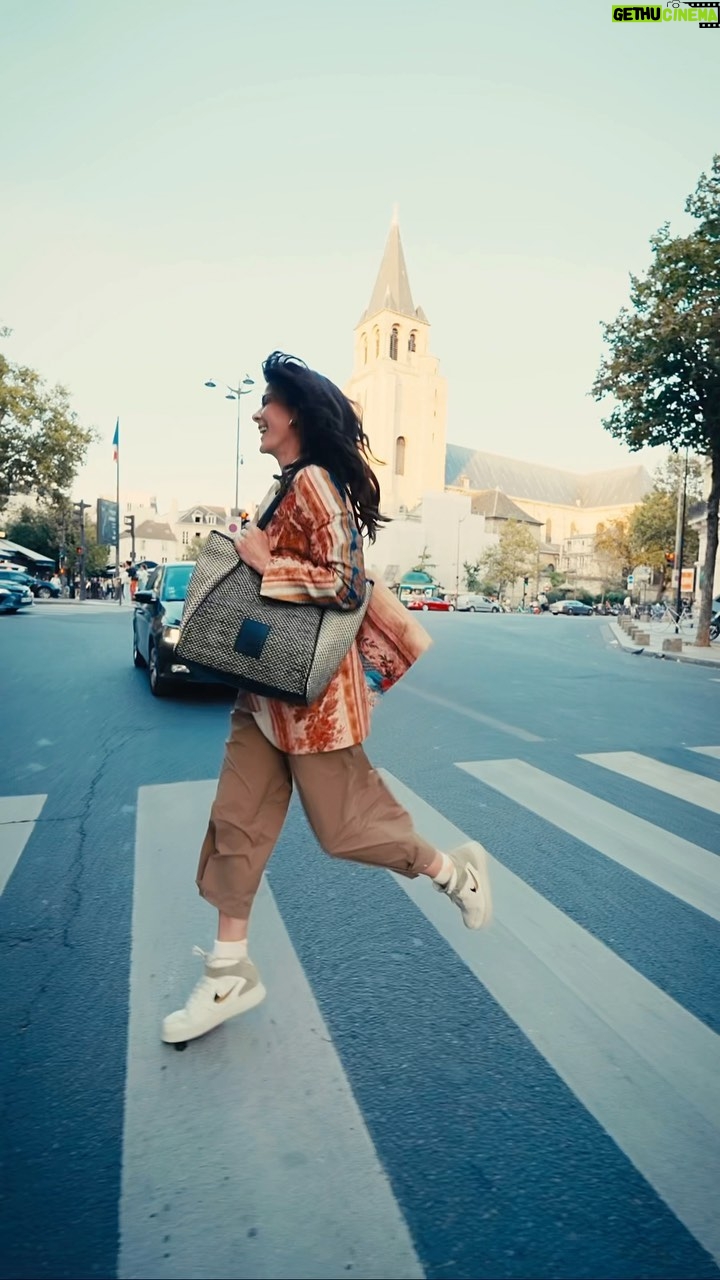 Tonka Tomicic Instagram - Me fascina la crêpe de chocolate y crema! Y mi @calubags 😘 #porlascallesdeparis