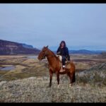 Tonka Tomicic Instagram - Día 9 #villaohiggins 🐎 En el sector Mayer, frente al glaciar azul, 3 horas de cabalgata acompañados por los perritos más fieles e intrépidos, nos acercamos a la frontera de Chile con Argentina. Gran grupo! De derecha a izquierda: Roberto, Cecilia, Aliro, Enrique y Don Remigio. Gracias por la cabalgata y las lentejas!!! #villaohiggins #mayer #patagonia 🇨🇱♥️