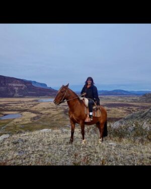 Tonka Tomicic Instagram - Día 9 #villaohiggins 🐎
En el sector Mayer, frente al glaciar azul, 3 horas de cabalgata acompañados por los perritos más fieles e intrépidos, nos acercamos a la frontera de Chile con Argentina. Gran grupo! De derecha a izquierda: Roberto, Cecilia, Aliro, Enrique y Don Remigio.
Gracias por la cabalgata y las lentejas!!!
#villaohiggins #mayer #patagonia 🇨🇱♥️