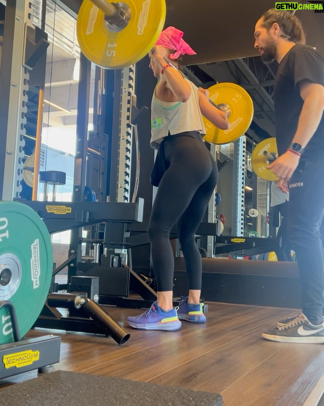 Tonka Tomicic Instagram - Entrenando con el alma! #dandolotodo Es un desafío cada vez que voy a entrenar y después del esfuerzo se siente tan bien. Hay ejercicios que no me salen pero @marcosrivera1989 me tiene fe! (El mejor entrenador) Cuando pueda hacer tres dominadas las compartiré, no se cuánto me demore pero lo lograré! 💪🏻🏋🏻♂️ @synchronicitygym