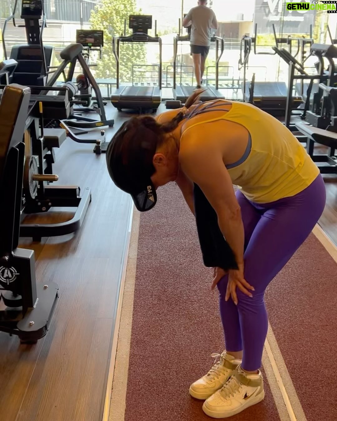 Tonka Tomicic Instagram - Entrenando con el alma! #dandolotodo Es un desafío cada vez que voy a entrenar y después del esfuerzo se siente tan bien. Hay ejercicios que no me salen pero @marcosrivera1989 me tiene fe! (El mejor entrenador) Cuando pueda hacer tres dominadas las compartiré, no se cuánto me demore pero lo lograré! 💪🏻🏋🏻♂️ @synchronicitygym