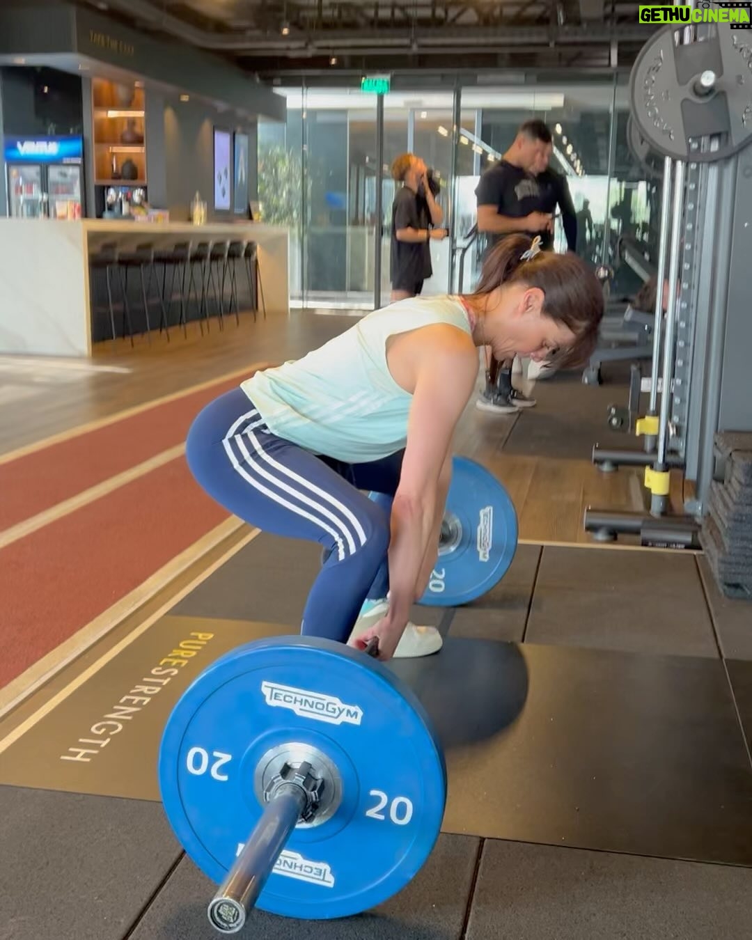 Tonka Tomicic Instagram - Entrenando con el alma! #dandolotodo Es un desafío cada vez que voy a entrenar y después del esfuerzo se siente tan bien. Hay ejercicios que no me salen pero @marcosrivera1989 me tiene fe! (El mejor entrenador) Cuando pueda hacer tres dominadas las compartiré, no se cuánto me demore pero lo lograré! 💪🏻🏋🏻♂️ @synchronicitygym