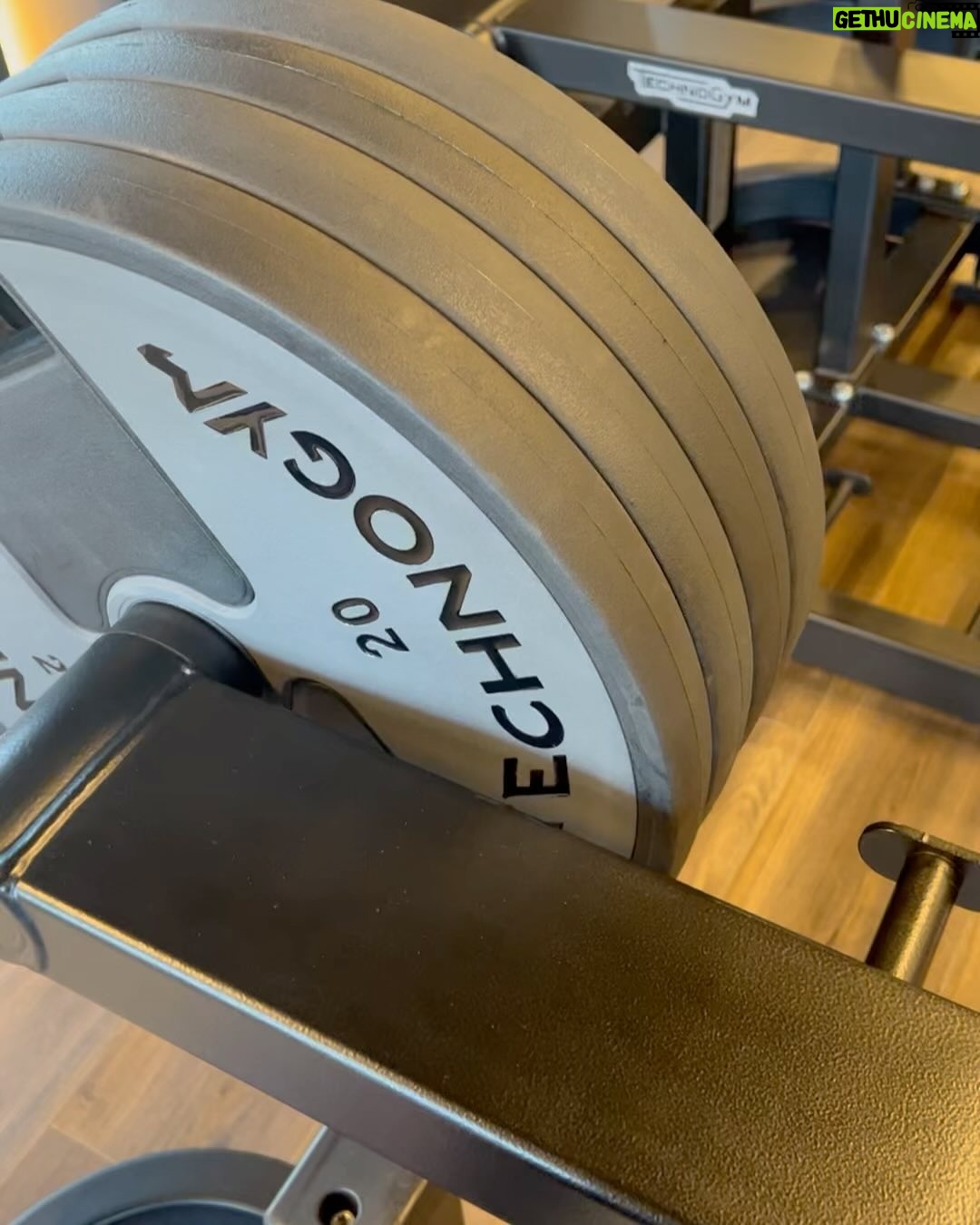 Tonka Tomicic Instagram - Entrenando con el alma! #dandolotodo Es un desafío cada vez que voy a entrenar y después del esfuerzo se siente tan bien. Hay ejercicios que no me salen pero @marcosrivera1989 me tiene fe! (El mejor entrenador) Cuando pueda hacer tres dominadas las compartiré, no se cuánto me demore pero lo lograré! 💪🏻🏋🏻♂️ @synchronicitygym