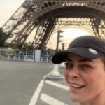 Tonka Tomicic Instagram - Una manera diferente de conocer #paris Llevo 4 días corriendo y me duele todo! 🤣 hace mucho que no lo hacía, lo recomiendo #correrenviaje Gracias @nikole.rosenberg por empujarme y entrenarme!!! ♥️🏃🏻‍♀️🏃‍♀️ PD: ahora a comer baguette y croissant