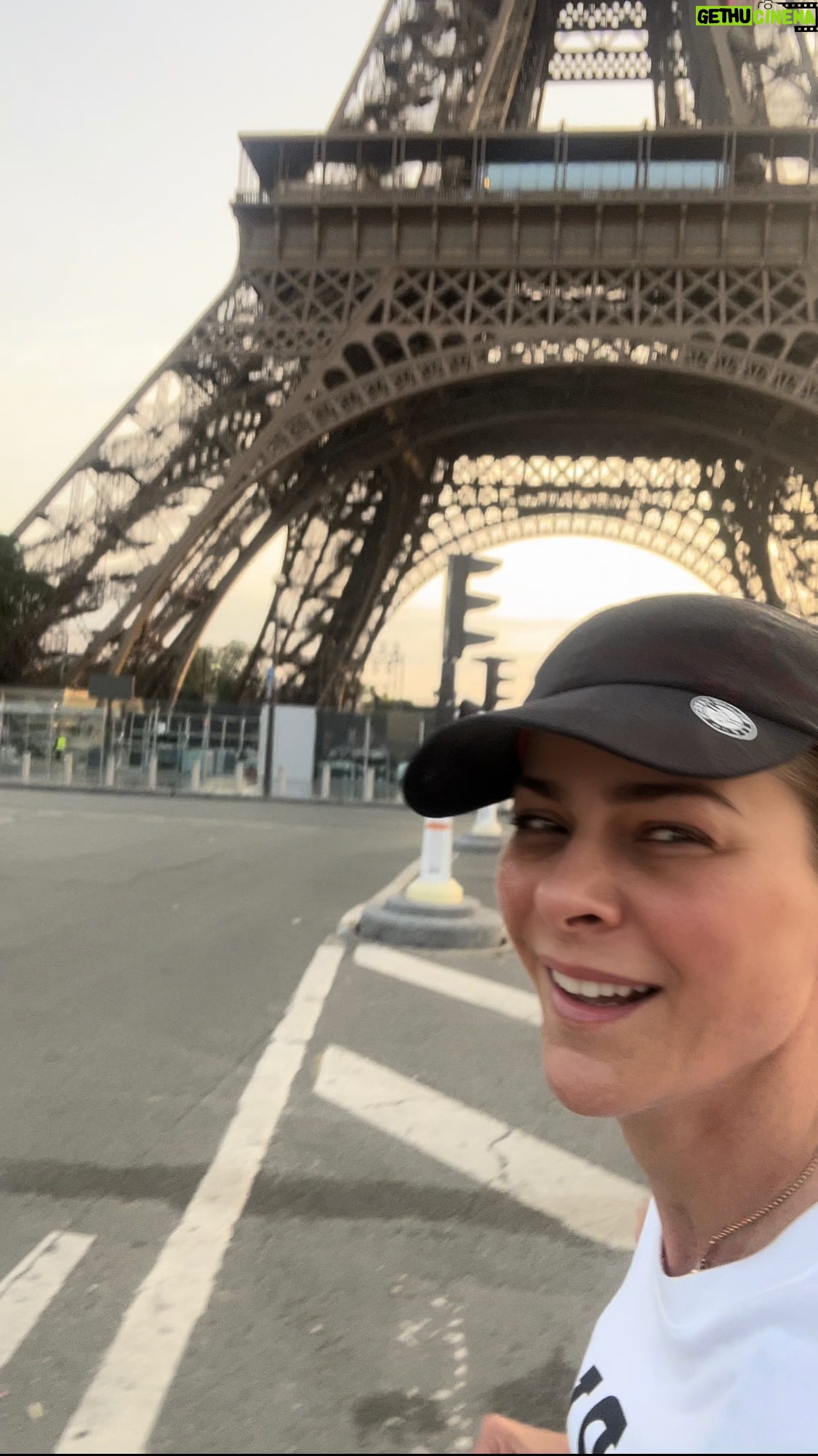 Tonka Tomicic Instagram - Una manera diferente de conocer #paris Llevo 4 días corriendo y me duele todo! 🤣 hace mucho que no lo hacía, lo recomiendo #correrenviaje Gracias @nikole.rosenberg por empujarme y entrenarme!!! ♥️🏃🏻♀️🏃♀️ PD: ahora a comer baguette y croissant