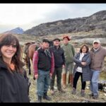 Tonka Tomicic Instagram - Día 9 #villaohiggins 🐎 En el sector Mayer, frente al glaciar azul, 3 horas de cabalgata acompañados por los perritos más fieles e intrépidos, nos acercamos a la frontera de Chile con Argentina. Gran grupo! De derecha a izquierda: Roberto, Cecilia, Aliro, Enrique y Don Remigio. Gracias por la cabalgata y las lentejas!!! #villaohiggins #mayer #patagonia 🇨🇱♥️