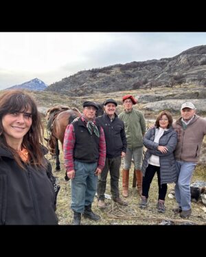 Tonka Tomicic Instagram - Día 9 #villaohiggins 🐎
En el sector Mayer, frente al glaciar azul, 3 horas de cabalgata acompañados por los perritos más fieles e intrépidos, nos acercamos a la frontera de Chile con Argentina. Gran grupo! De derecha a izquierda: Roberto, Cecilia, Aliro, Enrique y Don Remigio.
Gracias por la cabalgata y las lentejas!!!
#villaohiggins #mayer #patagonia 🇨🇱♥️