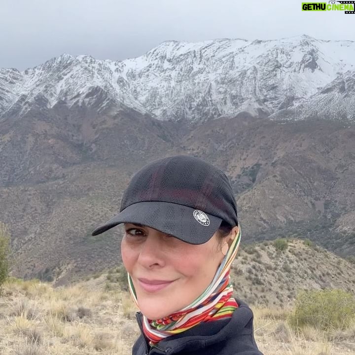 Tonka Tomicic Instagram - Del #morrolaspapas al #altolasvizcachas 10K. La recompensa: la precordillera que abraza y la vista de #santiago Equipo 💪🏻⛰️ @enriquelopezestudio @fabygodoyt #naturaleza #precordillera #Chile ♥️🇨🇱