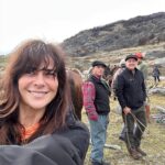Tonka Tomicic Instagram - Día 9 #villaohiggins 🐎 En el sector Mayer, frente al glaciar azul, 3 horas de cabalgata acompañados por los perritos más fieles e intrépidos, nos acercamos a la frontera de Chile con Argentina. Gran grupo! De derecha a izquierda: Roberto, Cecilia, Aliro, Enrique y Don Remigio. Gracias por la cabalgata y las lentejas!!! #villaohiggins #mayer #patagonia 🇨🇱♥️
