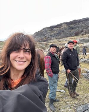 Tonka Tomicic Instagram - Día 9 #villaohiggins 🐎
En el sector Mayer, frente al glaciar azul, 3 horas de cabalgata acompañados por los perritos más fieles e intrépidos, nos acercamos a la frontera de Chile con Argentina. Gran grupo! De derecha a izquierda: Roberto, Cecilia, Aliro, Enrique y Don Remigio.
Gracias por la cabalgata y las lentejas!!!
#villaohiggins #mayer #patagonia 🇨🇱♥️