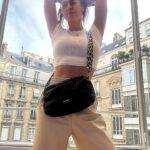 Tonka Tomicic Instagram - Buen día #paris Trabajo & placer con @sarikarodrik 👜 @calubags 🧁@relaisdelentrecote