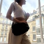 Tonka Tomicic Instagram - Buen día #paris Trabajo & placer con @sarikarodrik 👜 @calubags 🧁@relaisdelentrecote