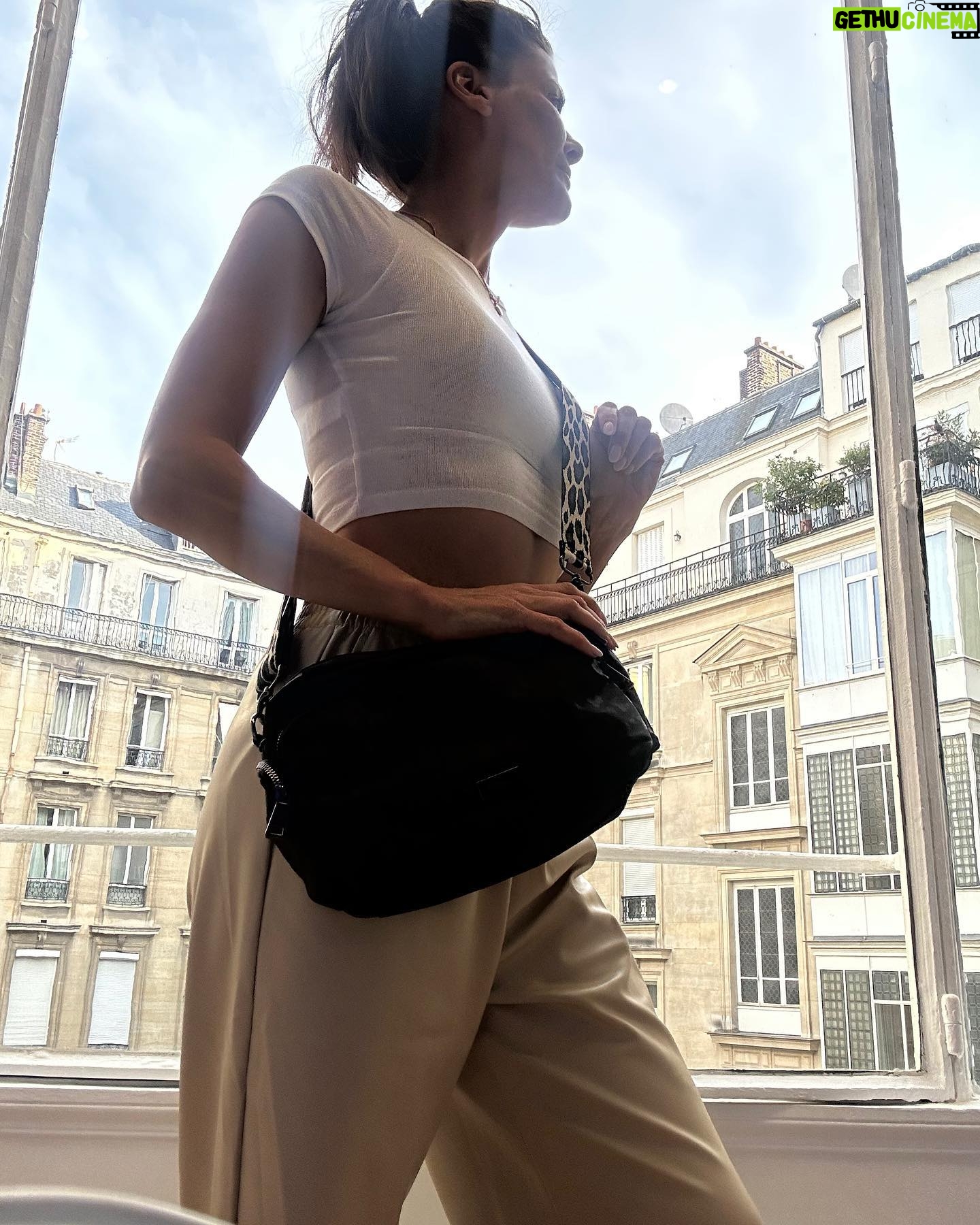 Tonka Tomicic Instagram - Buen día #paris Trabajo & placer con @sarikarodrik 👜 @calubags 🧁@relaisdelentrecote