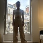 Tonka Tomicic Instagram - Buen día #paris Trabajo & placer con @sarikarodrik 👜 @calubags 🧁@relaisdelentrecote