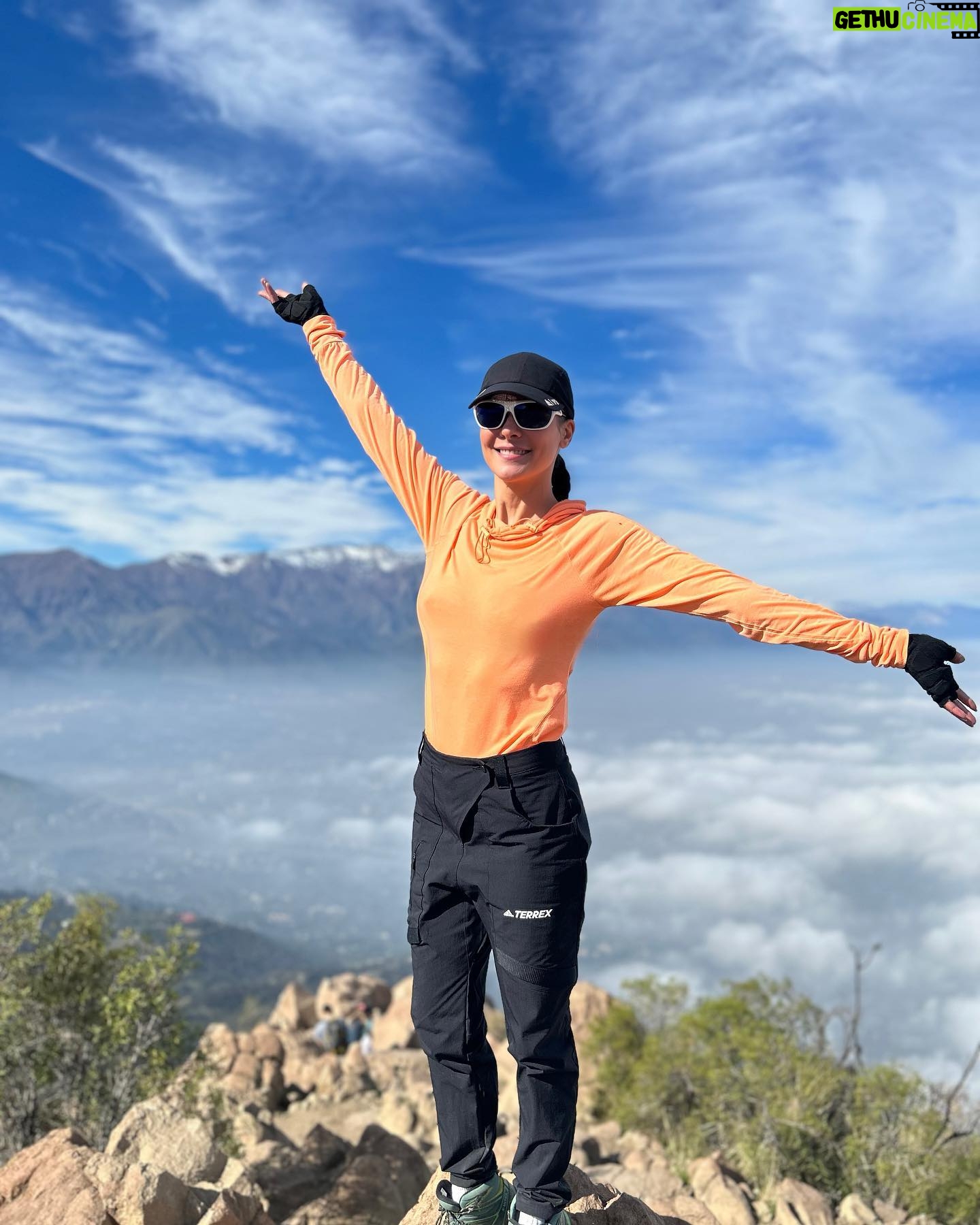 Tonka Tomicic Instagram - Cuando en #santiago esta nublado, en la cumbre del #manquehue hay 🌞 Deseo cumplido!